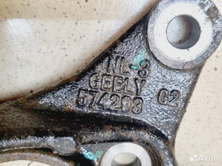 Кулак задний правый Geely Atlas 2.4 4G24 AT 2020