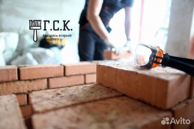 Каменщик на стройку