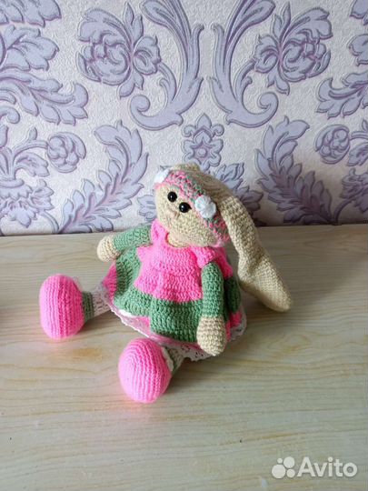 Вязаная игрушка. Зайка