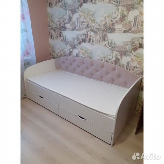 Кроватка домик для малыша с бортиком из массива