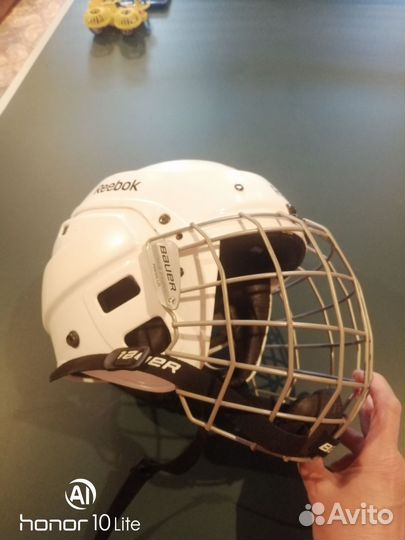 Хоккейный шлем