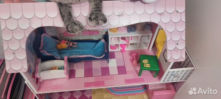 Кукольный домик с мебелью и куклами