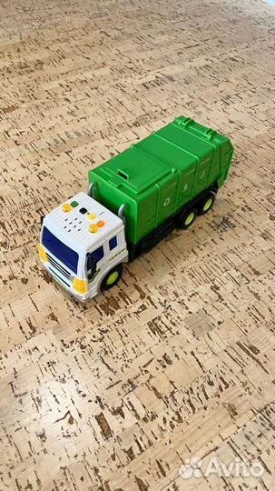 Игрушечный мусоровоз
