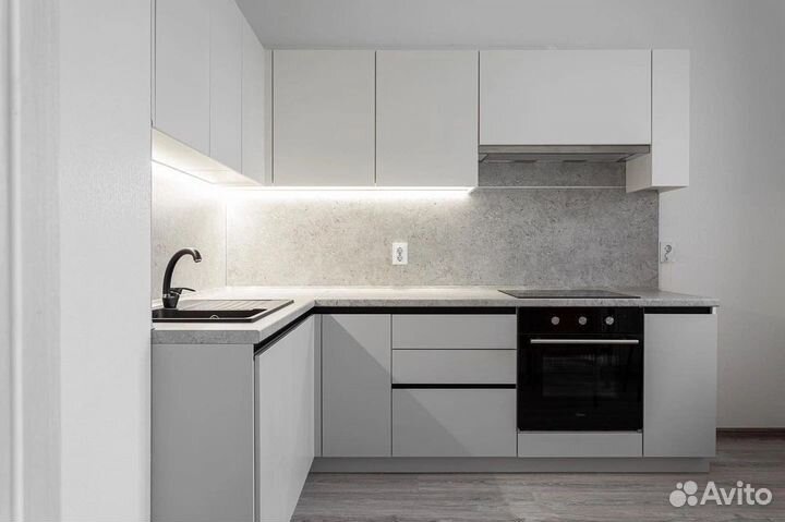 Светлая кухня до потолка с подсветкой в рассрочку