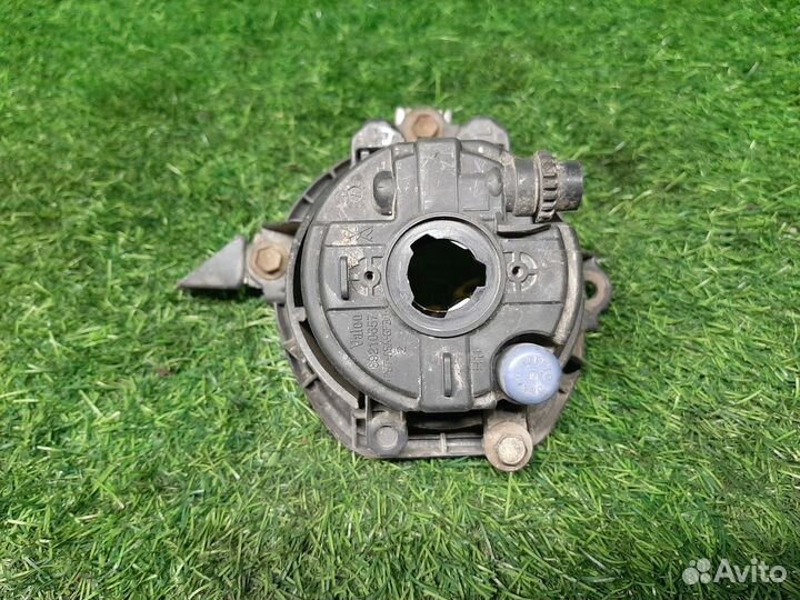 Фара противотуманная левая на Toyota Avensis T250