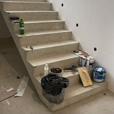 Обшивка бетонной лестницы деревом под ключ