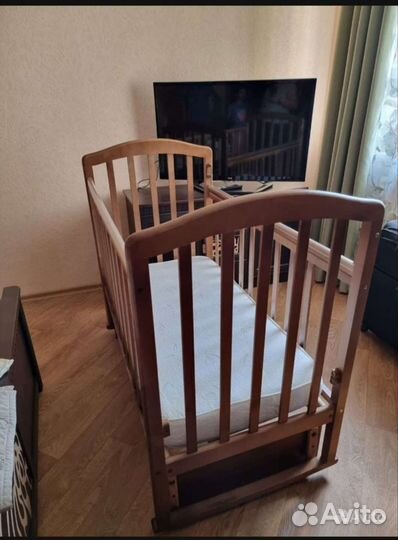 Детская кроватка с маятником