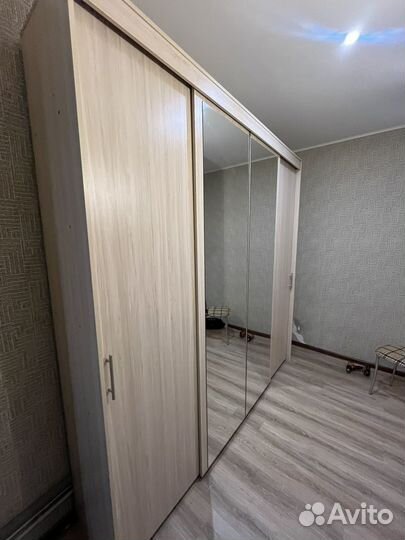 Шкаф купе со стеллажами