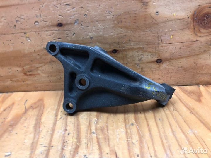 Кронштейн Toyota Corolla Fielder NZE144G 1nzfe