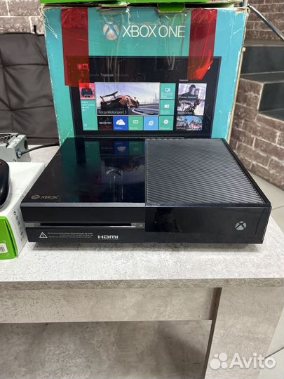 Xbox One 500гб, 1 геймпад, игры