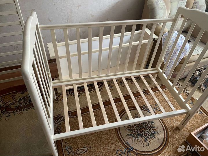 Детская кроватка с универсальным маятником