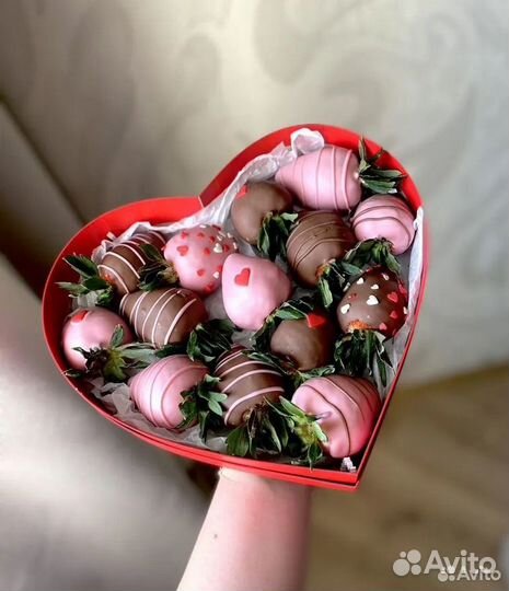 Клубника в шоколаде в коробке сердце