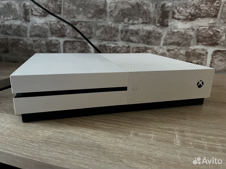 Xbox One S 1tb 2 джойстика