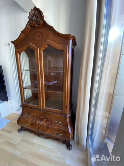 Антикварный шкаф витрина