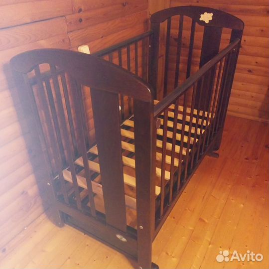 Детская кроватка с маятником