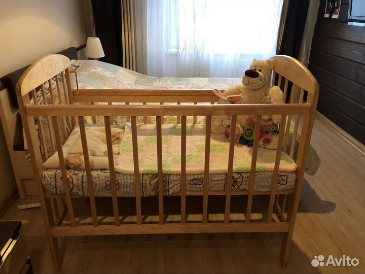 Детская кровать с маятником