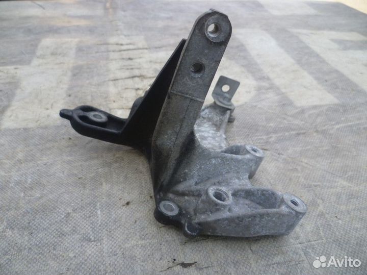Форд Куга Кронштейн двигателя