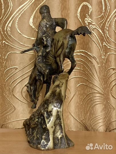 Бронзовая статуэтка. США