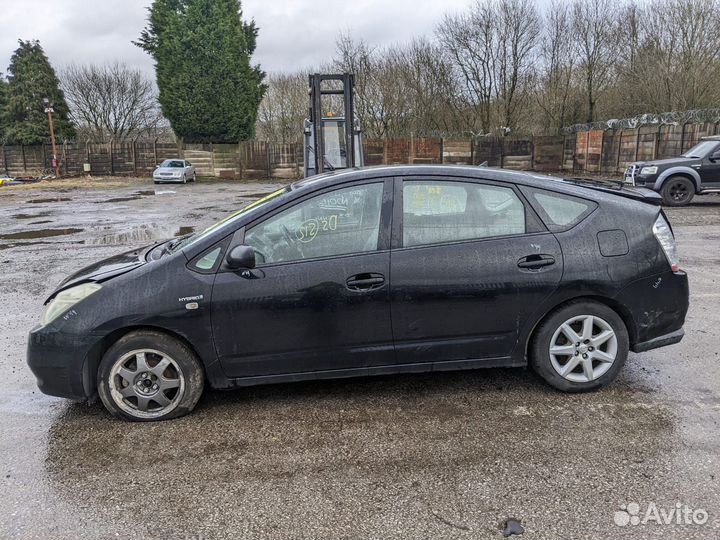 В разборе Toyota Prius 2