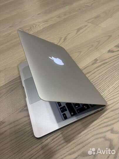 Apple macbook AIR (11-inch, MID 2011)