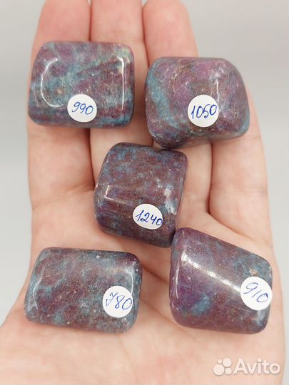 Корунд (рубин) в кианите