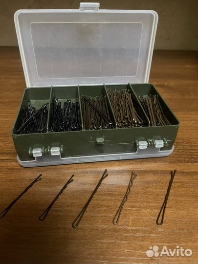 Невидимки и шпильки и контейнер