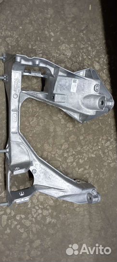 Кронштейн подрамника правый porsche cayman 718 GT4