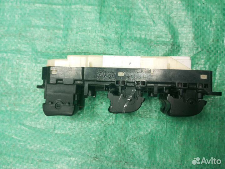Блок управления стеклоподьемниками Toyota Prius