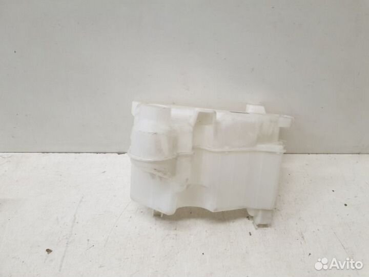 Бачок омывателя Toyota Hilux 8 2015