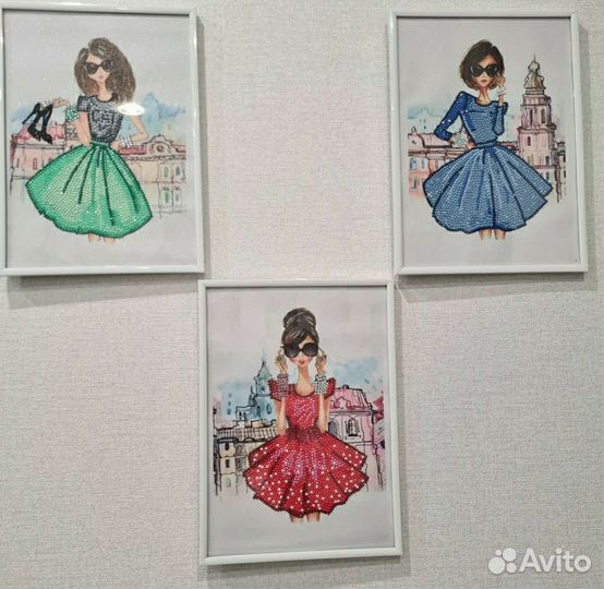 Девушка в платье (красном, зеленом или синем)