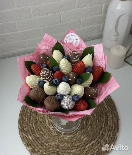 Съедобные букеты из клубники в шоколаде