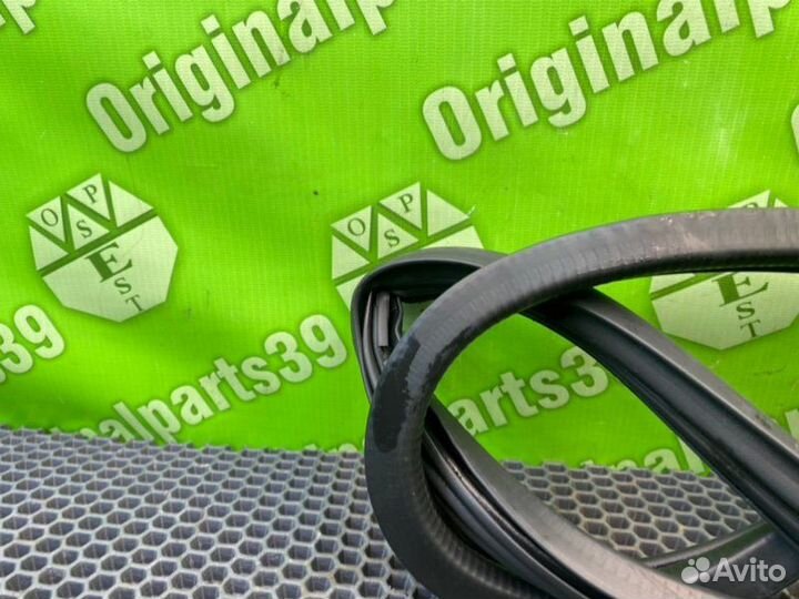 Уплотнитель стекла задний левый Mazda Mpv LW5W