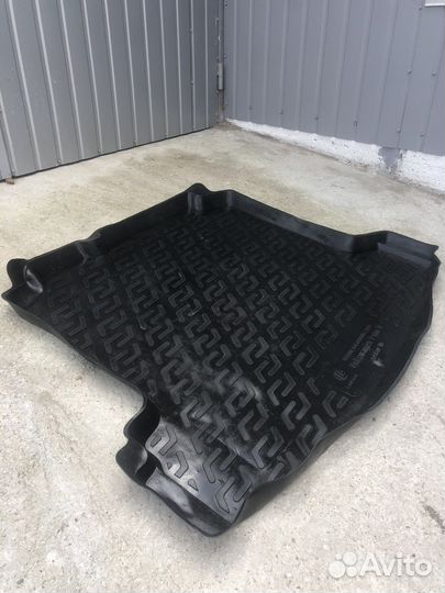 Резиновый коврик в багажник volkswagen Polo седан