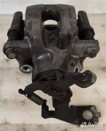 Суппорт тормозной задний левый Toyota Prius ZVW50