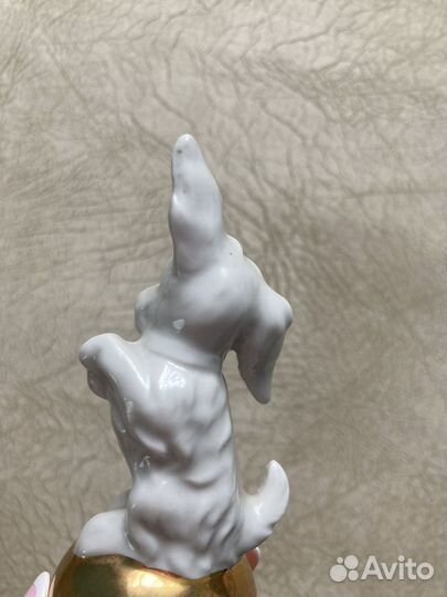 Фарфоровая статуэтка Цирковая собачка на шаре