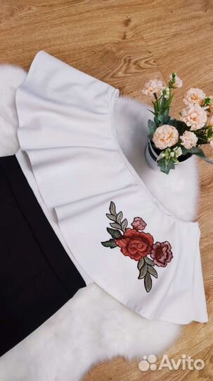 Комбез с воланами и нашивкой розы