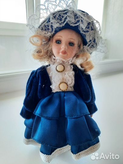 Кукла фарфоровая