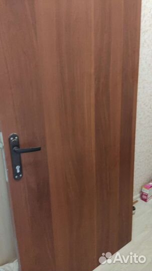 Дверь деревянная полотно90см с коробкой и замком