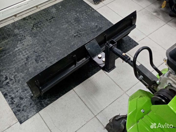 Лопата для уборки снега