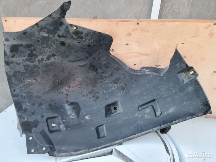Передний левый подкрыльник Mercedes W166