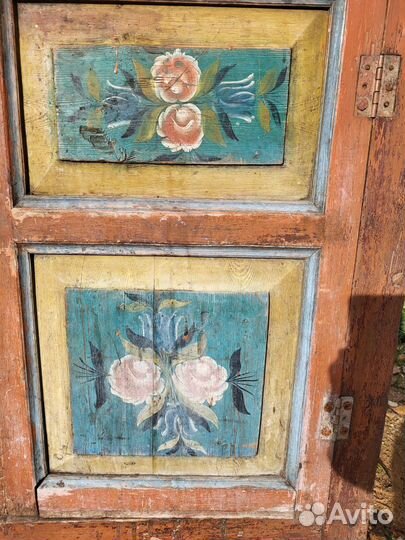 Старинный антикварный шкаф буфет