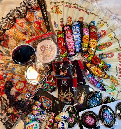 Сережки, заколки, кулоны, веер, зеркальце