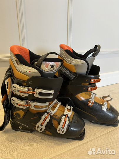 Горнолыжные ботинки и лыжи