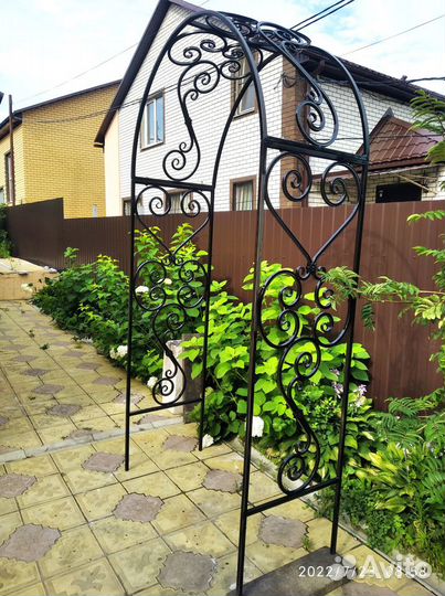 Кованная арка садовая