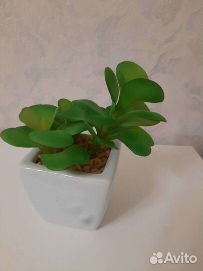 Искусственный цветок в горшке