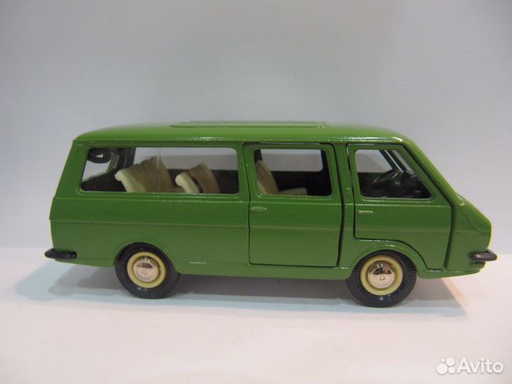 Раф 2203 А18. Зелёный