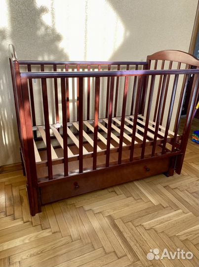 Детская кроватка с продольным маятником с матрасом