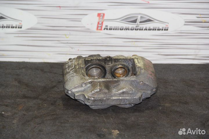 Суппорт перед право c Toyota Land Cruiser UZJ100W