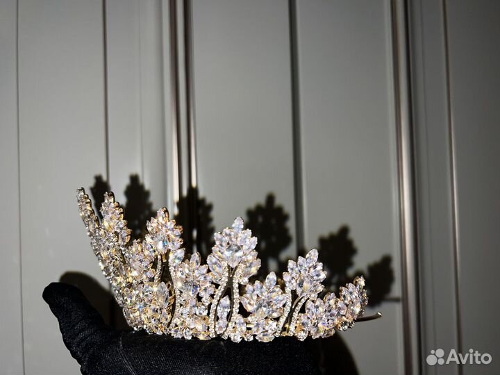 Корона золотая блестящая