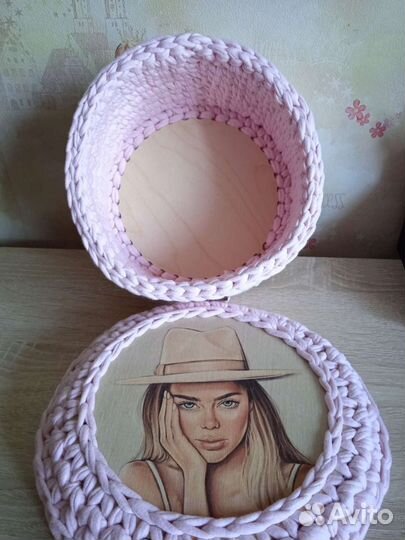 Вязаная корзинка ручной работы